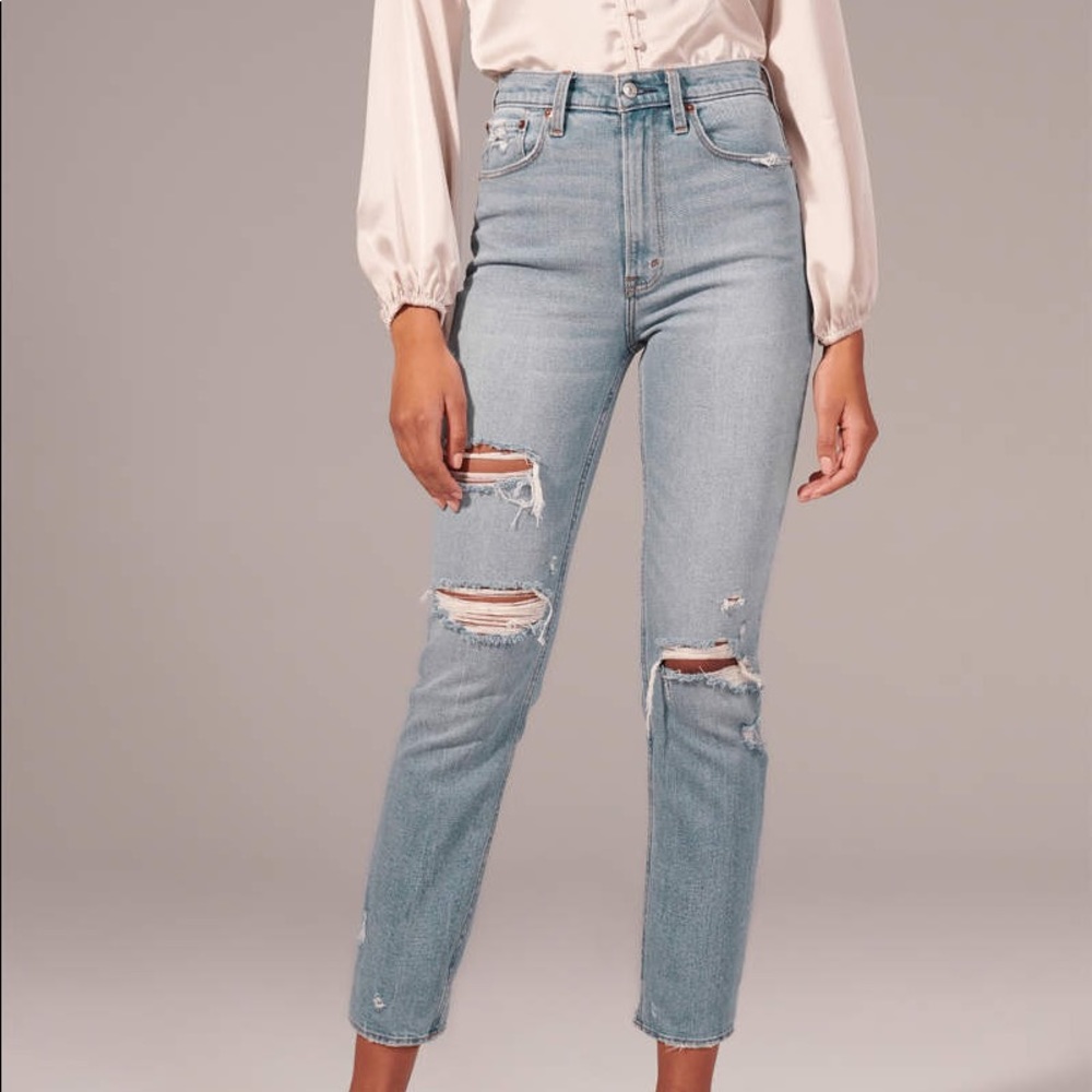 Abercrombie RIPPED ULTRA HIGH RISE MOM JEANS